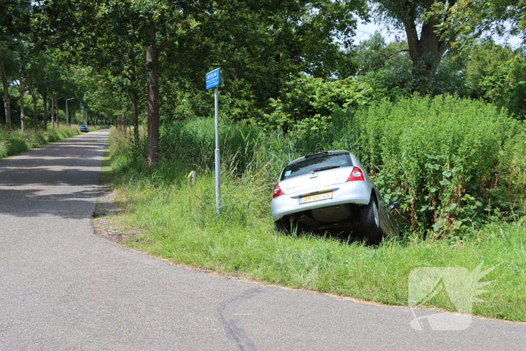 Automobilist mist bocht en komt in sloot terecht