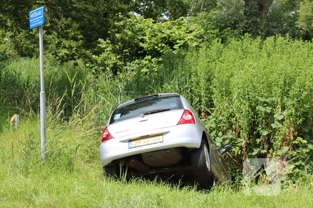 Automobilist mist bocht en komt in sloot terecht
