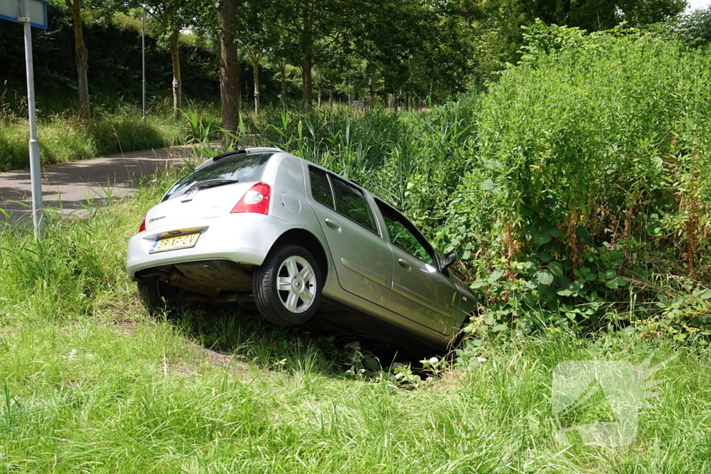 Automobilist mist bocht en komt in sloot terecht