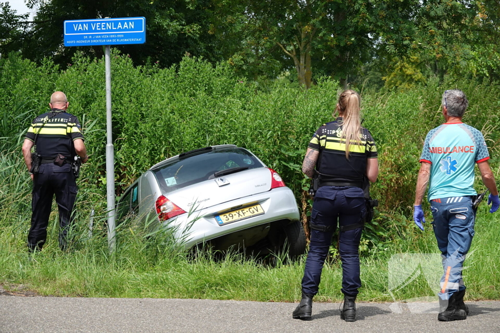 Automobilist mist bocht en komt in sloot terecht