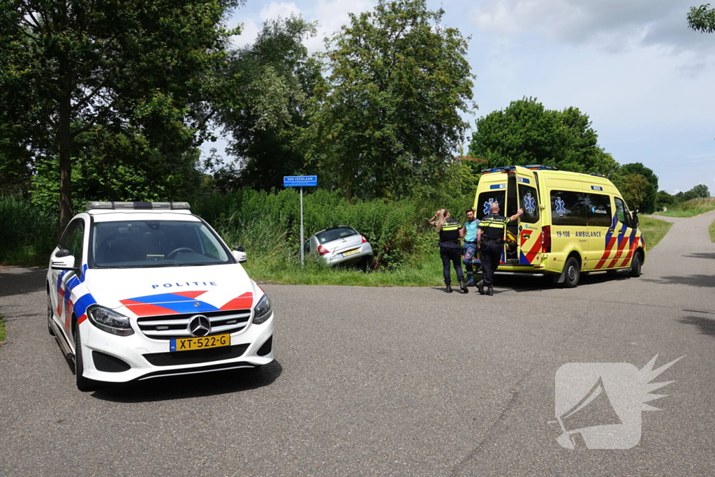 Automobilist mist bocht en komt in sloot terecht