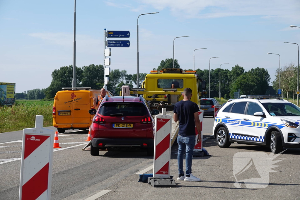 Twee auto's botsen op kruising