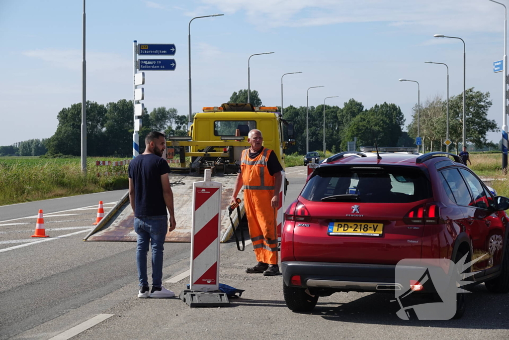 Twee auto's botsen op kruising