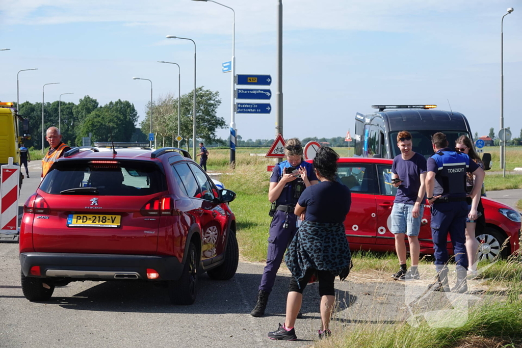 Twee auto's botsen op kruising