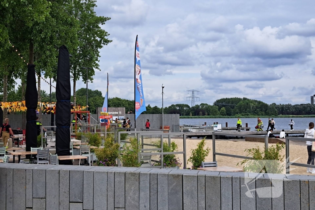 Brandweer brengt drenkeling naar ziekenhuis