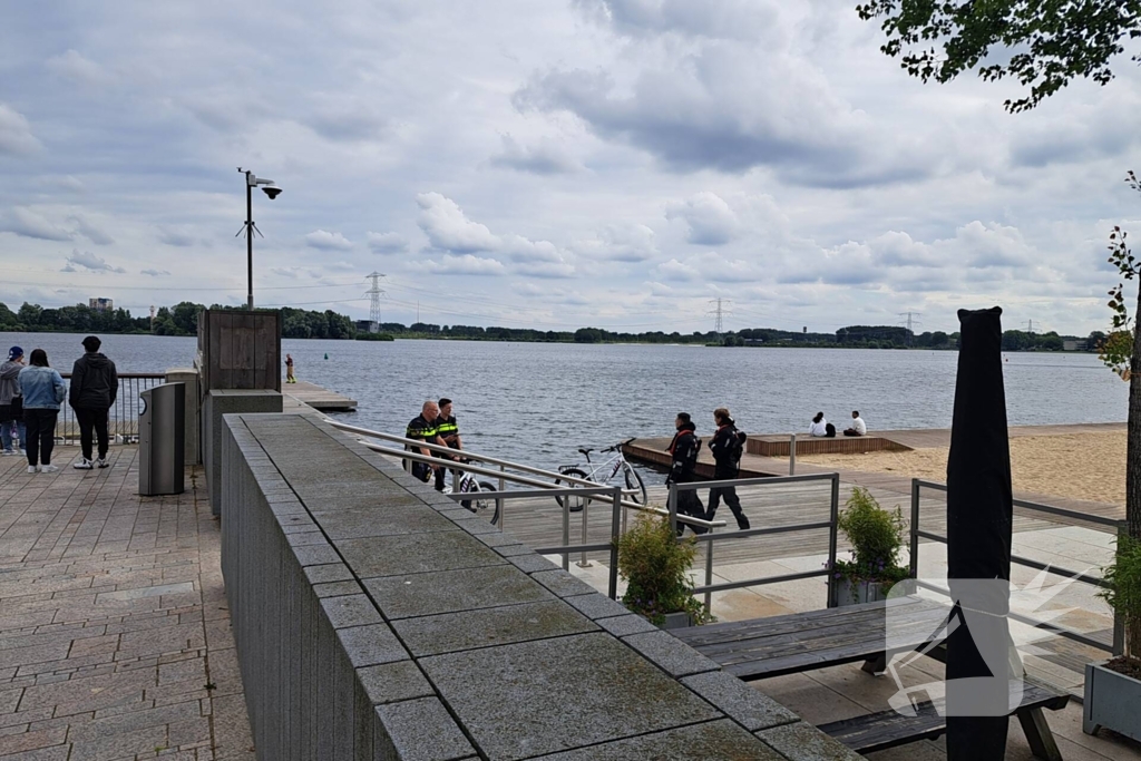 Brandweer brengt drenkeling naar ziekenhuis