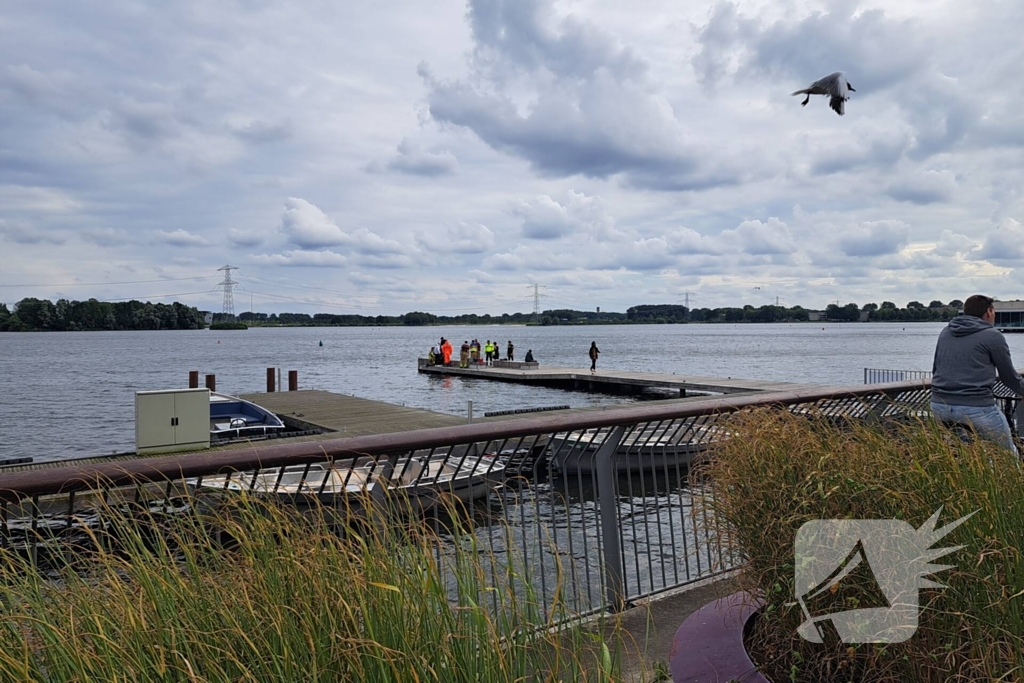 Brandweer brengt drenkeling naar ziekenhuis
