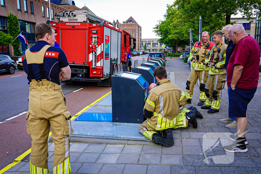 Brandweer maakt bewoner blij met verloren telefoonhoes met inhoud