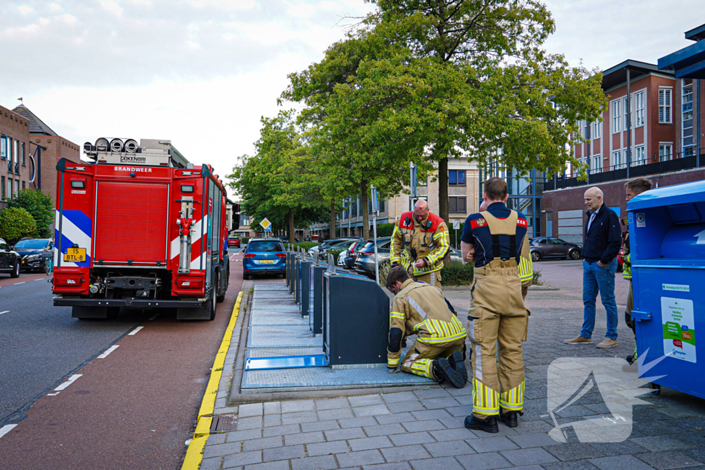 Brandweer maakt bewoner blij met verloren telefoonhoes met inhoud