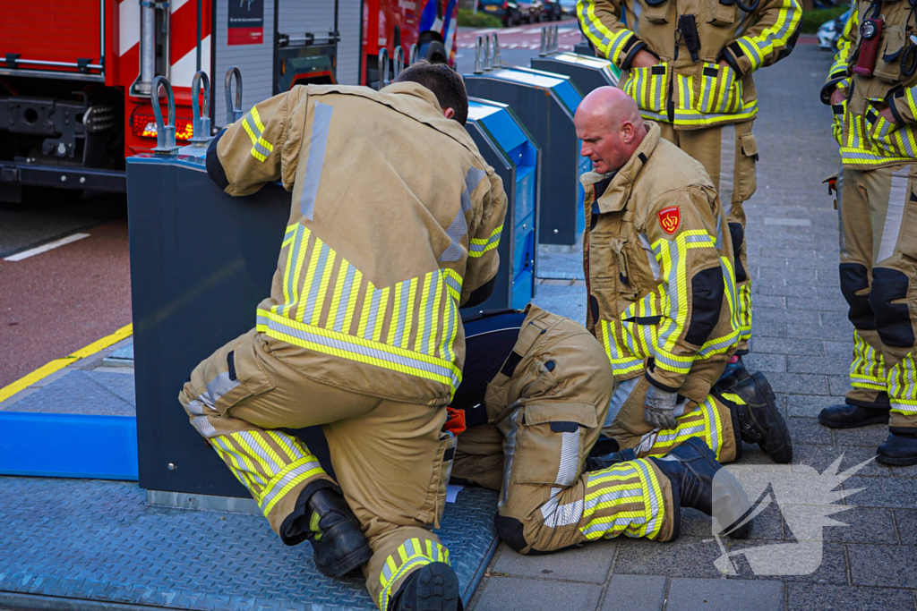 Brandweer maakt bewoner blij met verloren telefoonhoes met inhoud