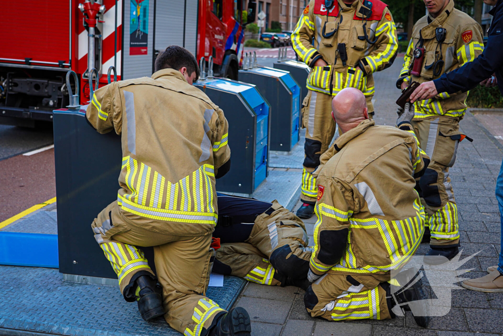 Brandweer maakt bewoner blij met verloren telefoonhoes met inhoud