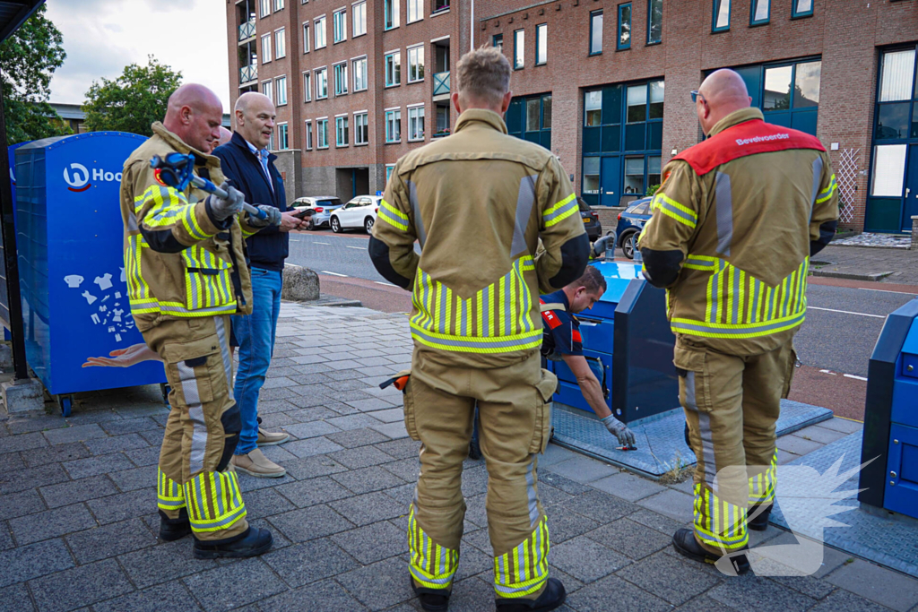 Brandweer maakt bewoner blij met verloren telefoonhoes met inhoud