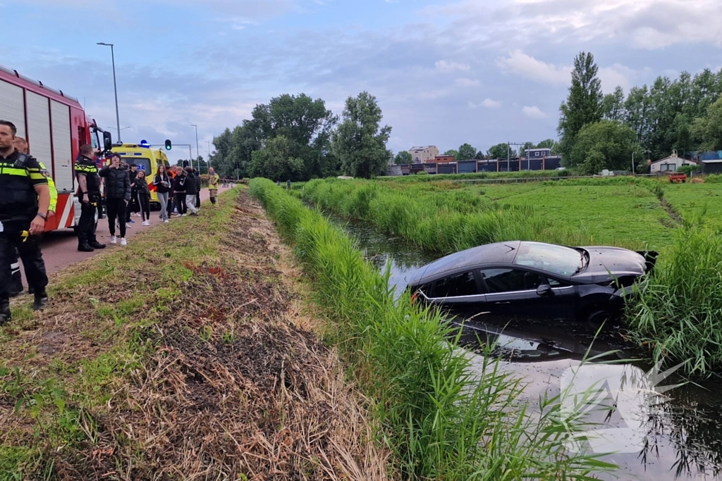 Hardloopster ternauwernood ontsnapt aan crashende auto