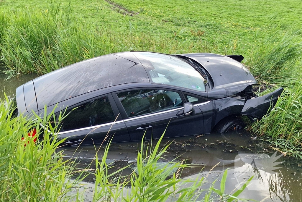 Hardloopster ternauwernood ontsnapt aan crashende auto