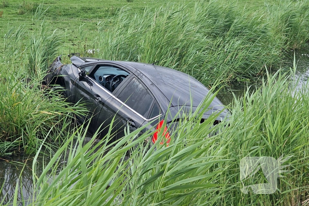 Hardloopster ternauwernood ontsnapt aan crashende auto