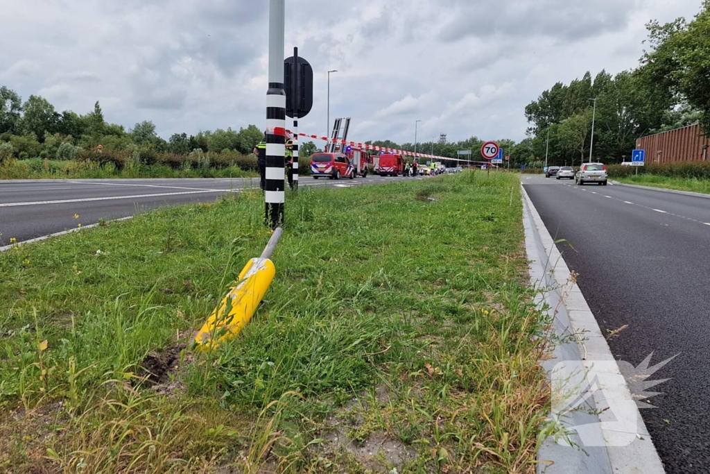 Hardloopster ternauwernood ontsnapt aan crashende auto