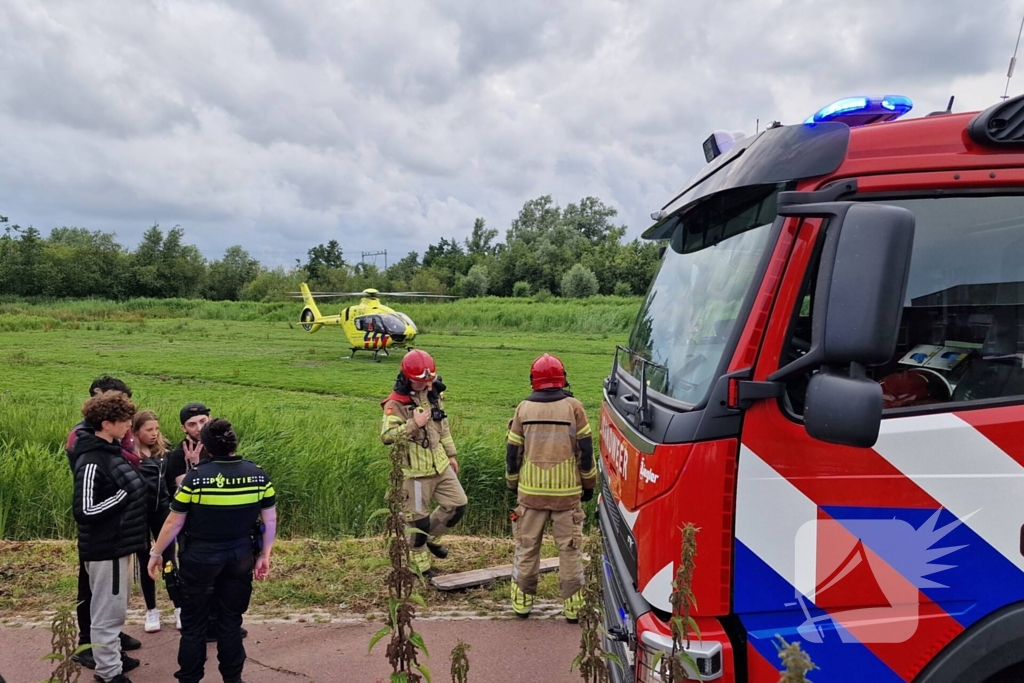 Hardloopster ternauwernood ontsnapt aan crashende auto