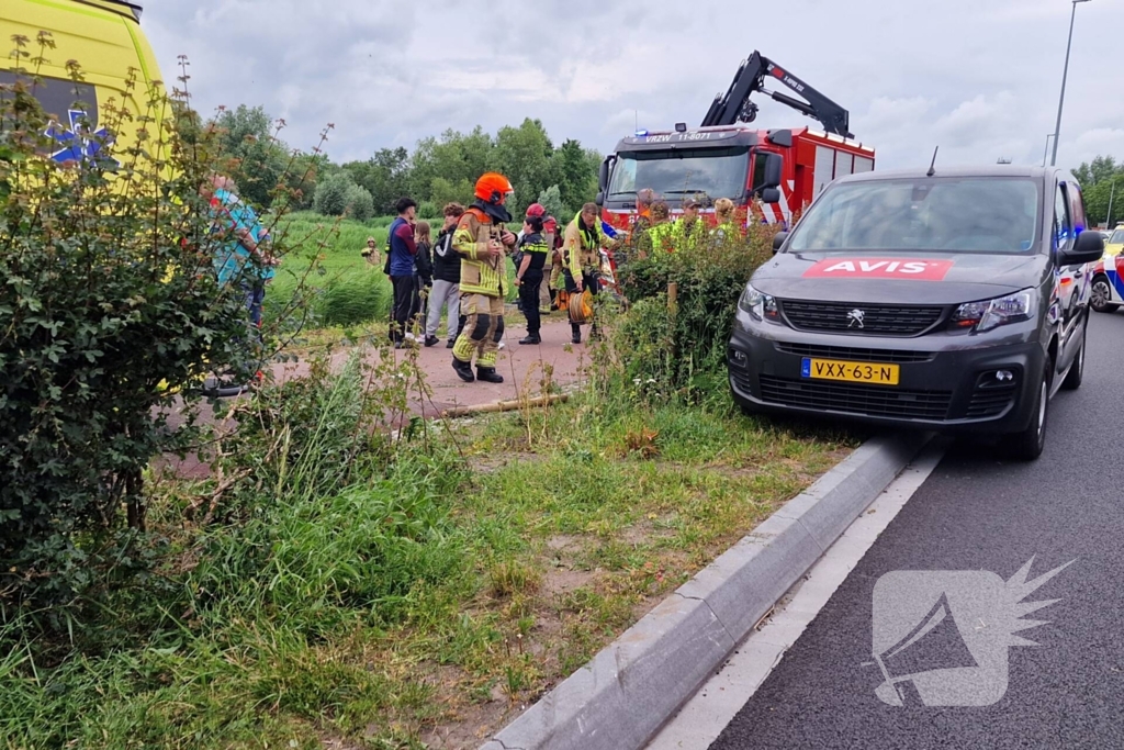 Hardloopster ternauwernood ontsnapt aan crashende auto