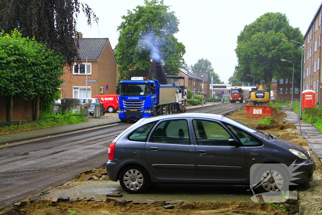 Asfalt om geparkeerde auto verwijderd