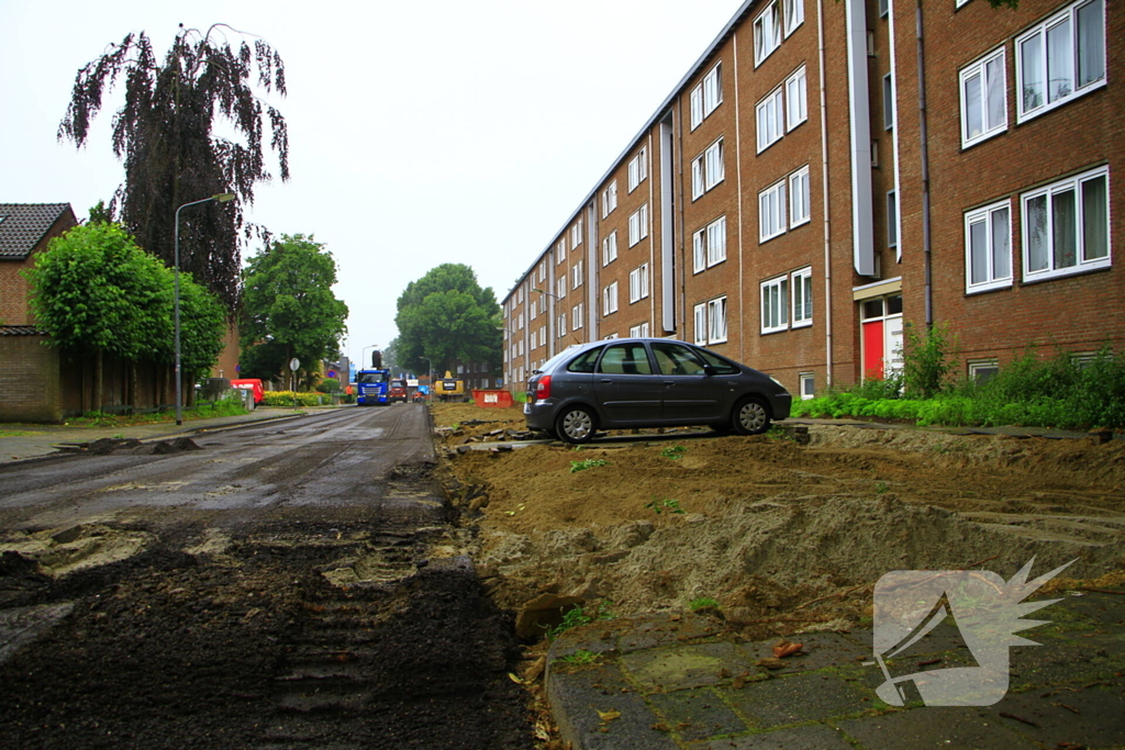 Asfalt om geparkeerde auto verwijderd