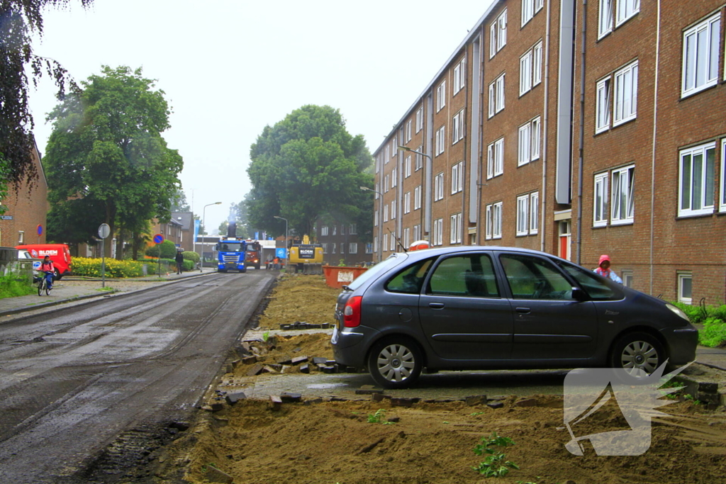 Asfalt om geparkeerde auto verwijderd