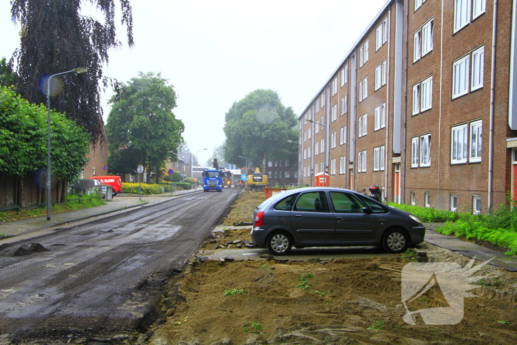 Asfalt om geparkeerde auto verwijderd