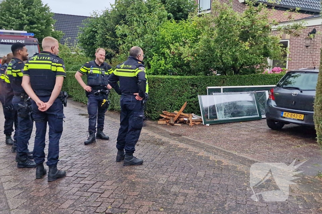 Automobilist rijdt tegen woning overburen