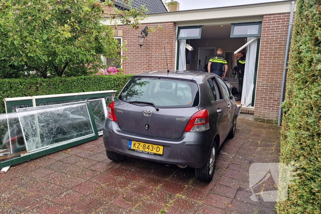 Automobilist rijdt tegen woning overburen