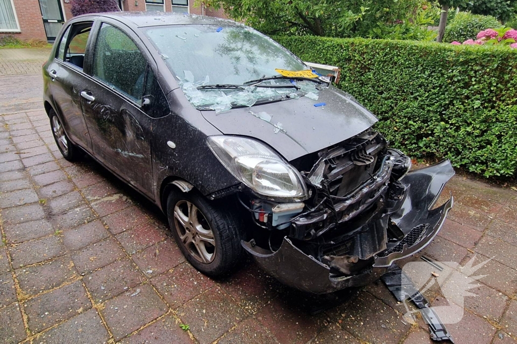 Automobilist rijdt tegen woning overburen