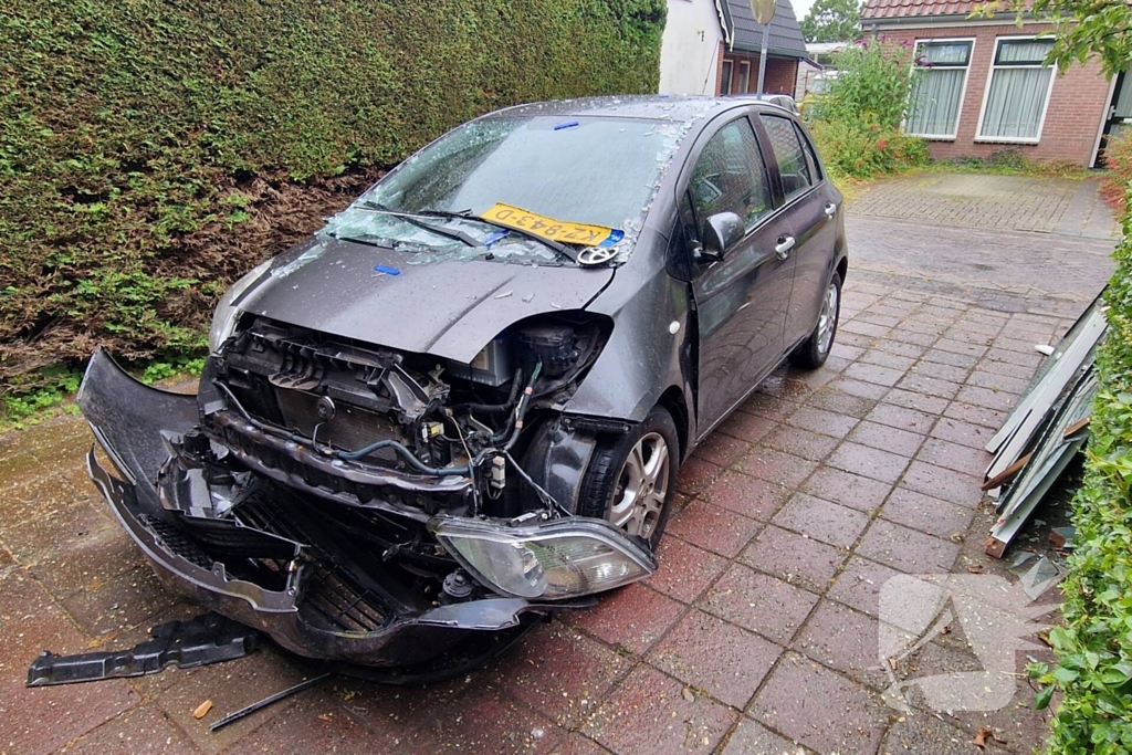 Automobilist rijdt tegen woning overburen