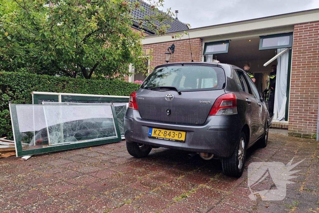 Automobilist rijdt tegen woning overburen