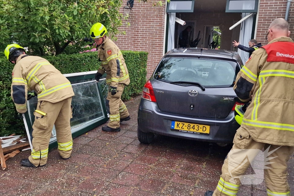 Automobilist rijdt tegen woning overburen