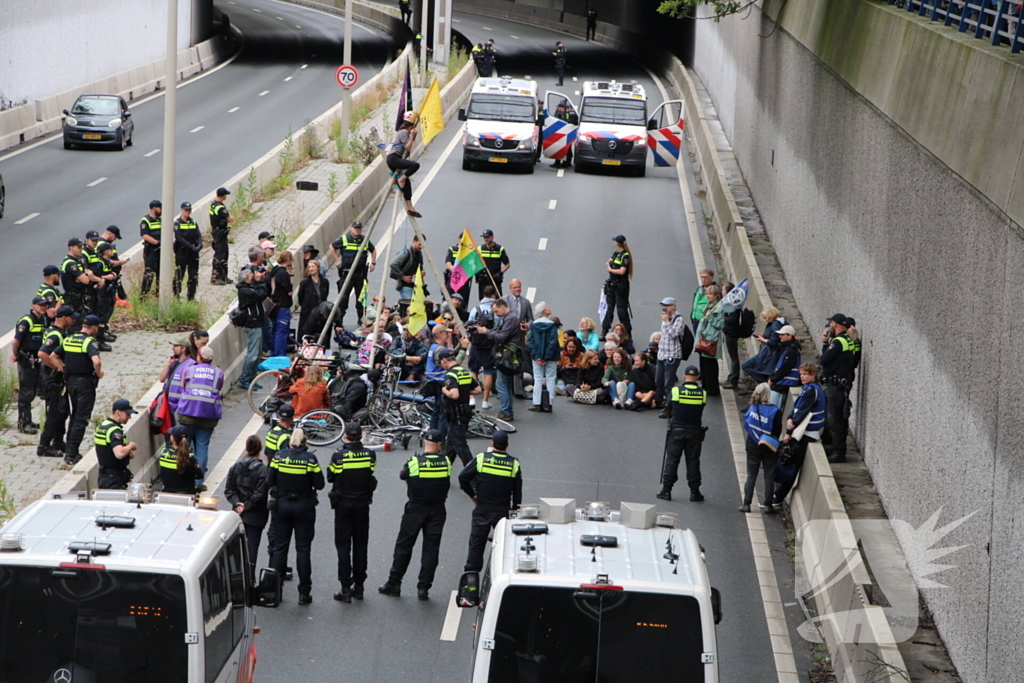 XR demonstreert tegen nieuw kabinet en blokkeert de A12