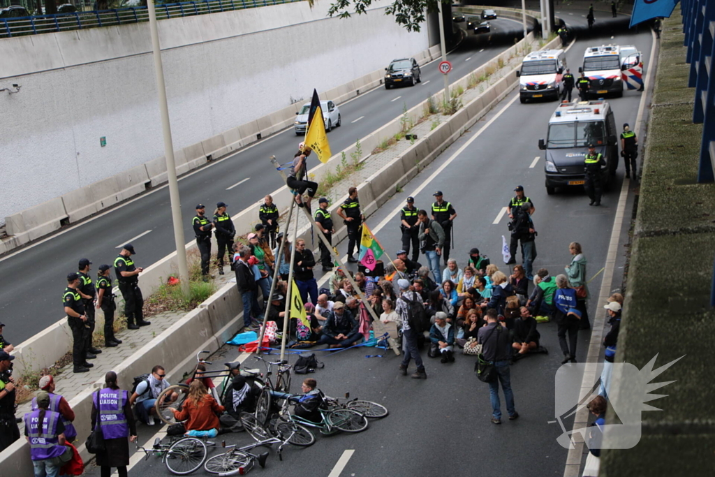 XR demonstreert tegen nieuw kabinet en blokkeert de A12