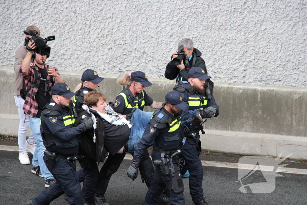 XR demonstreert tegen nieuw kabinet en blokkeert de A12