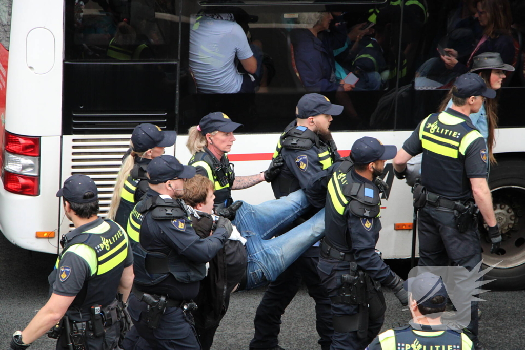 XR demonstreert tegen nieuw kabinet en blokkeert de A12