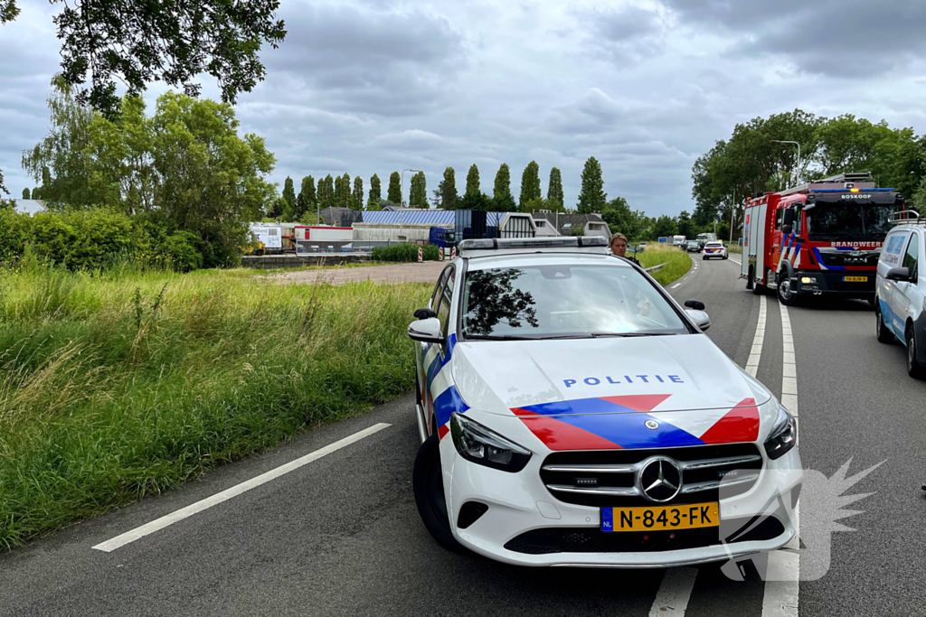 Bestelbus raakt van weg belandt in water