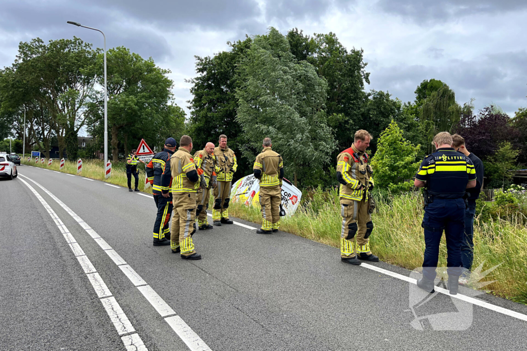 Bestelbus raakt van weg belandt in water