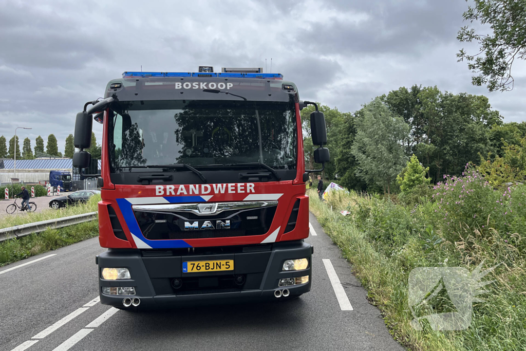 Bestelbus raakt van weg belandt in water