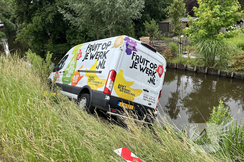 Bestelbus raakt van weg belandt in water