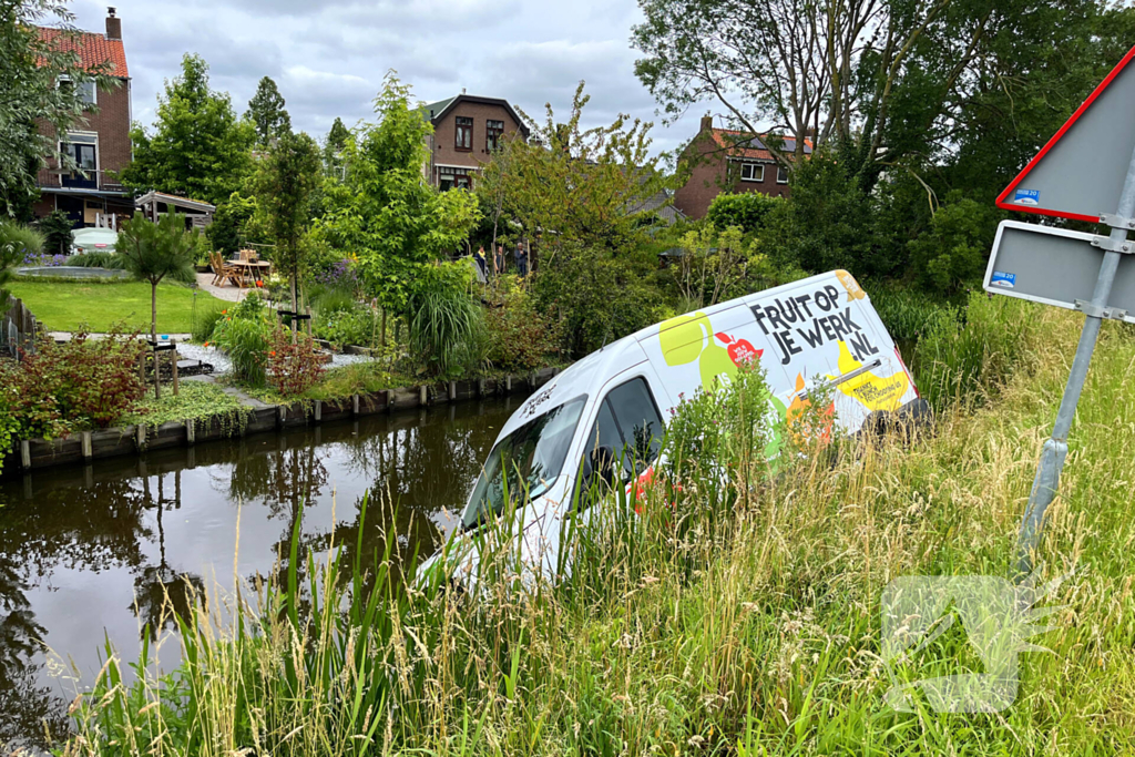 Bestelbus raakt van weg belandt in water