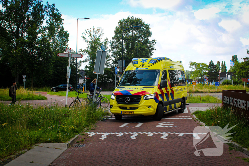Fietser aangereden op rontonde