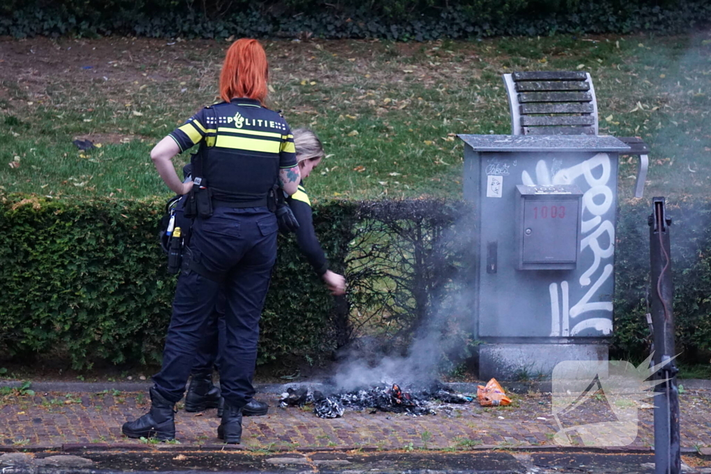 Brandweer blust brand dichtbij Elektrakast