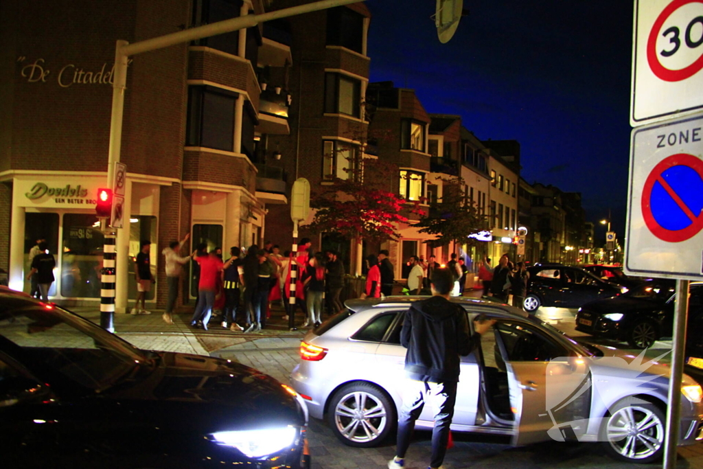 Toeterende automobilisten na winst Turkije