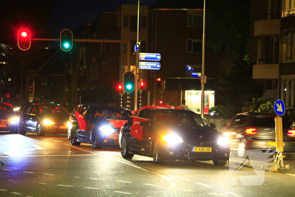 Toeterende automobilisten na winst Turkije