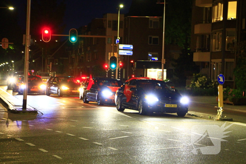 Toeterende automobilisten na winst Turkije