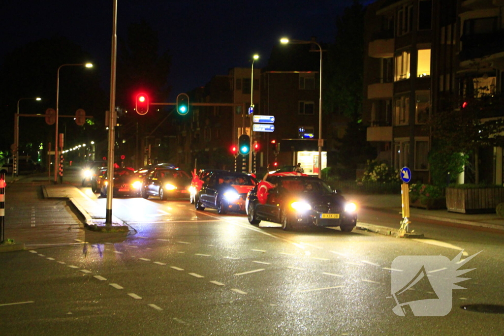 Toeterende automobilisten na winst Turkije