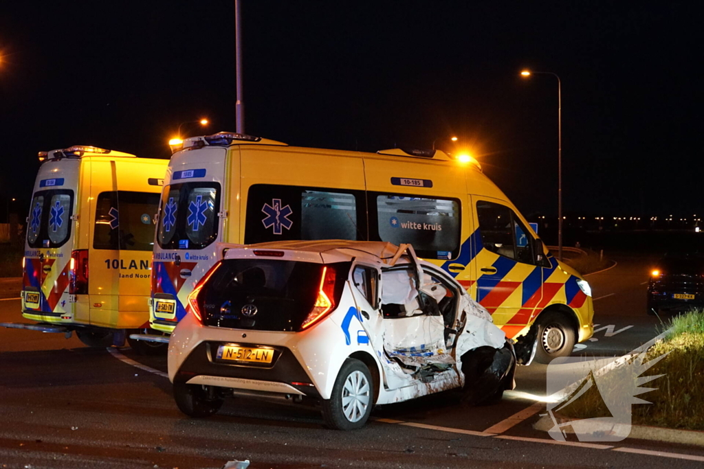 Gewonde en auto's zwaar beschadigd na botsing op kruising