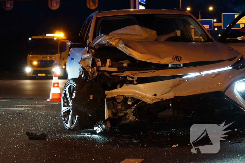 Gewonde en auto's zwaar beschadigd na botsing op kruising