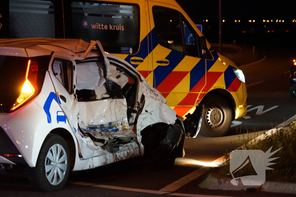 Gewonde en auto's zwaar beschadigd na botsing op kruising